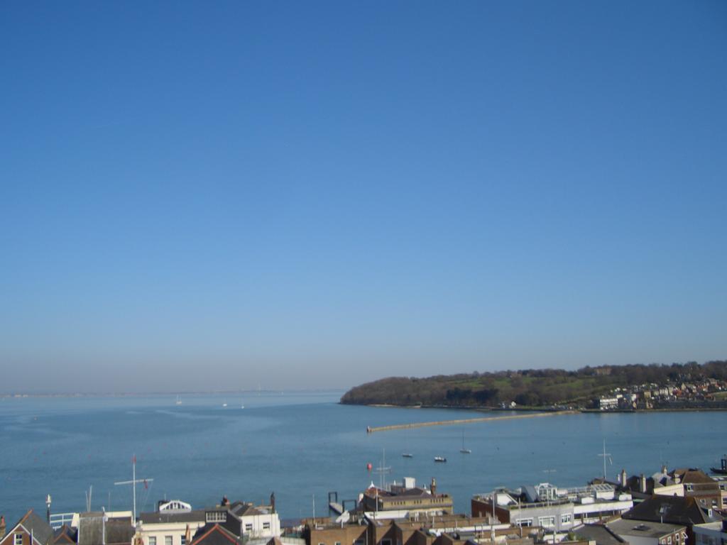Cliffhanger 18 Castle Road Cowes  Ruang foto
